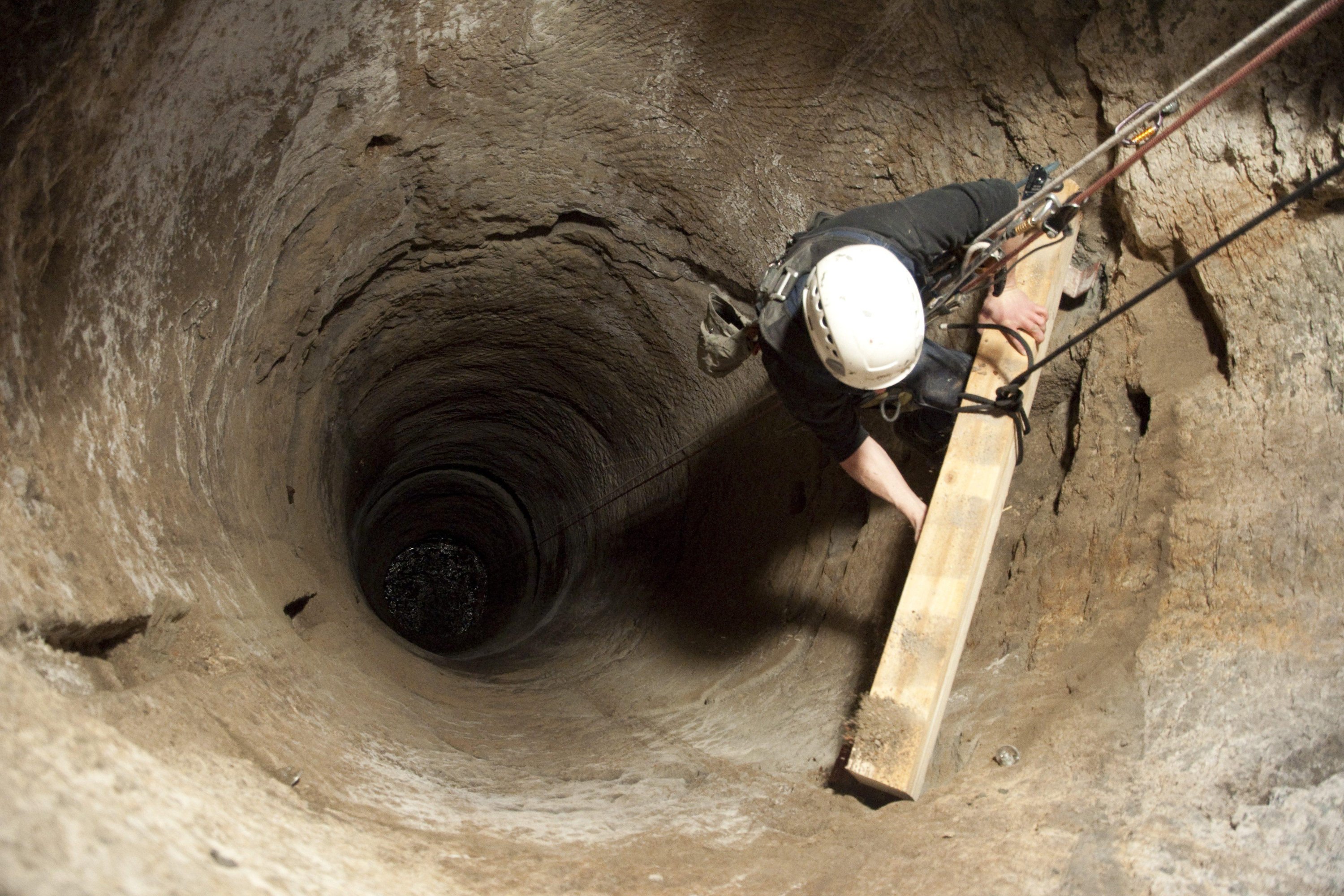 Demontage von Holzpodesten in altem Ziehbrunnen  – Toprope