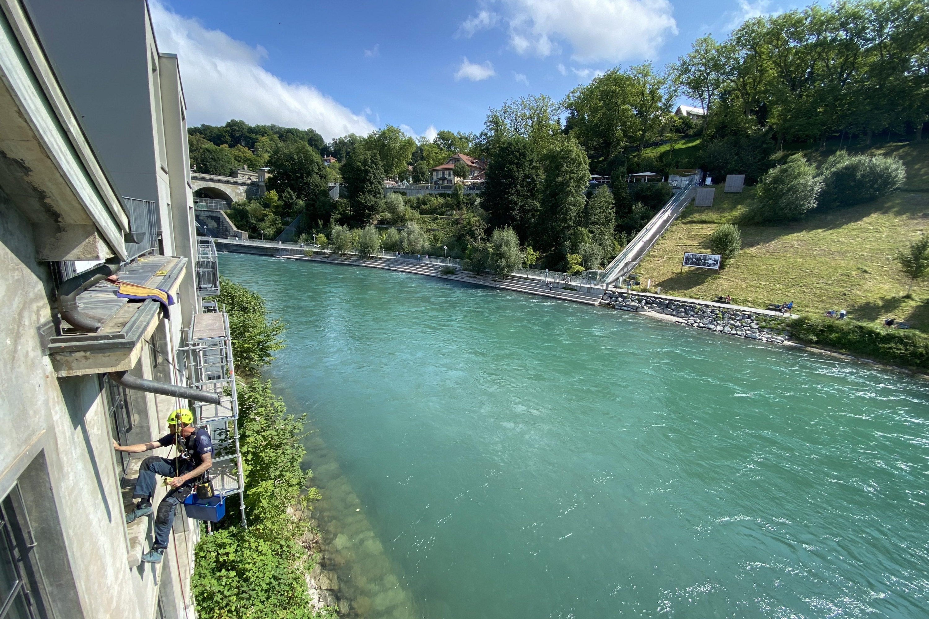 Industriekletterer beim Glasreinigen  – Toprope