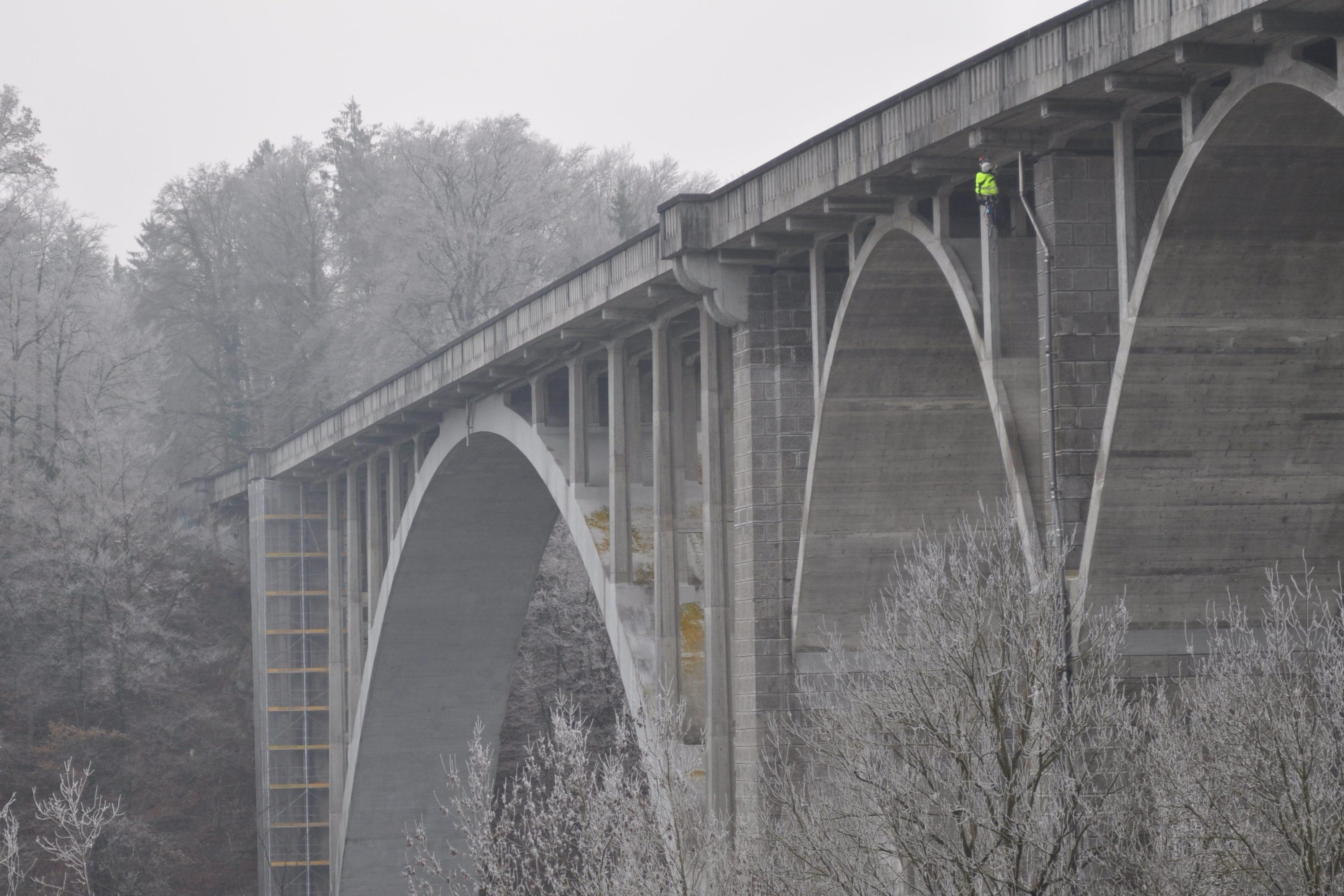 Kletterer an Brücke  – Toprope