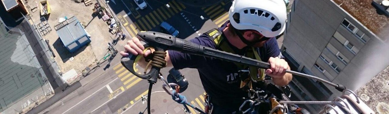 Kletterer reinigt Fassade vom Bieler Kongresshaus  – Toprope